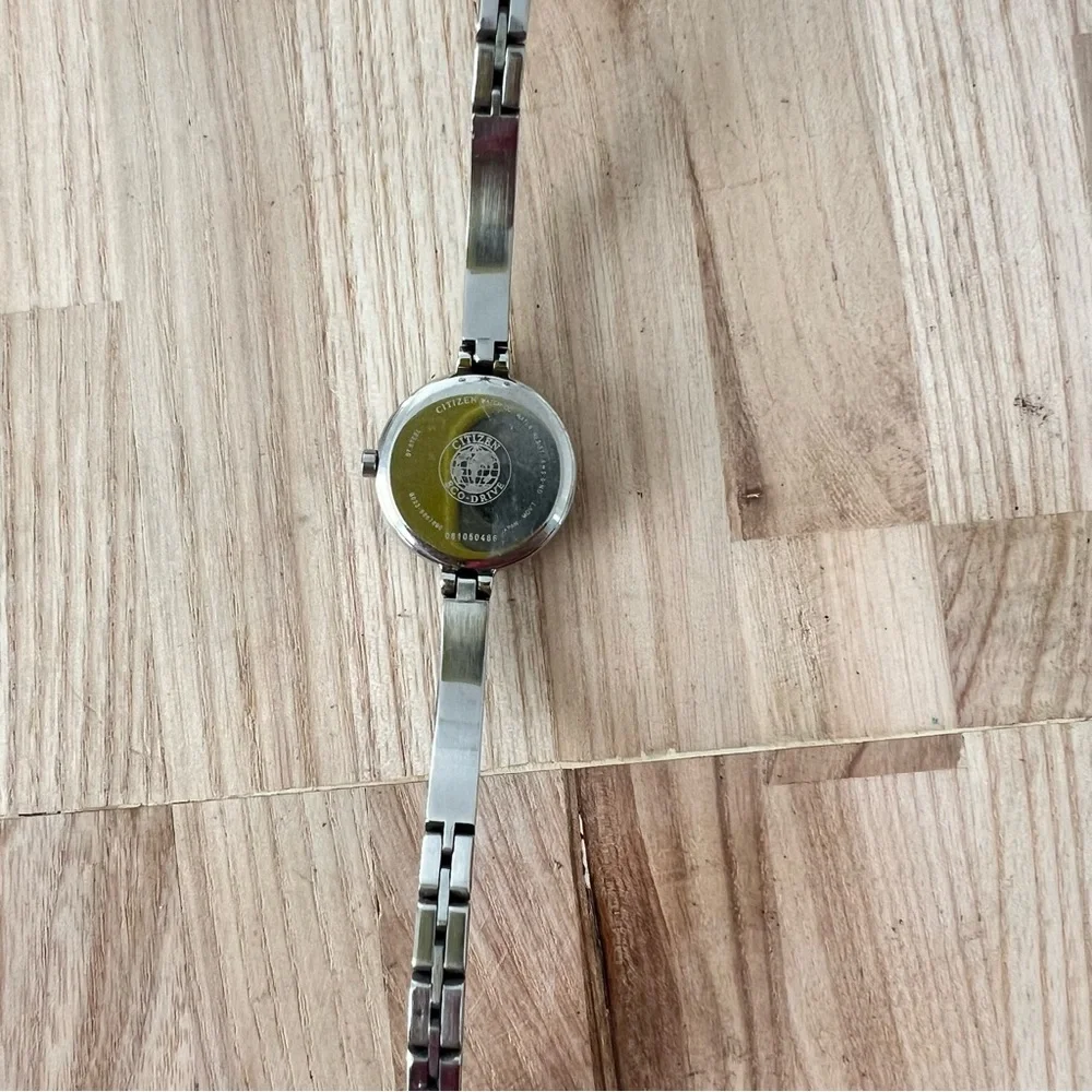 Citizen eco-drive ladies round silver tone bracelet solar power watch